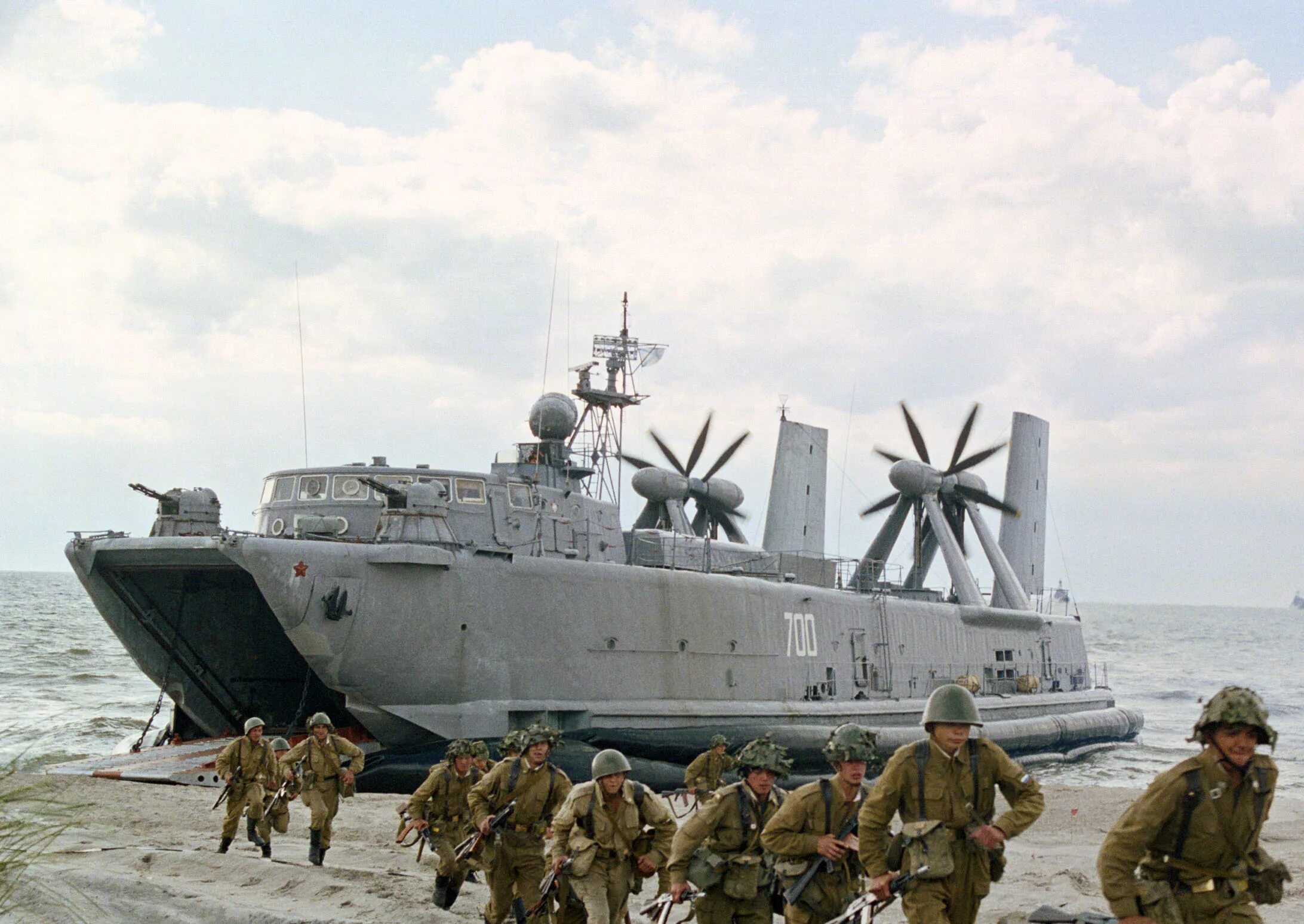 Малый десантный корабль зубр. Малый десантный корабль зубр. Десантный корабль на воздушной подушке джейран. Малый десантный катер мдк. 1232 джейран.