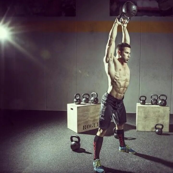 Kettlebell Swings кроссфит. Махи гирей CROSSFIT. Гиря кроссфит 24 кг. Кроссфит упражнения с гирями.