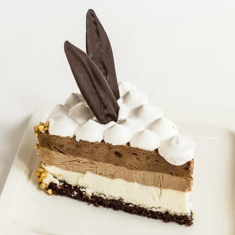 круглые пирожные три шоколада. мусс три шоколада шоколадница. торт 3 шоколада азбука вкуса. европейские торты. нарезные пирожные три шоколада.