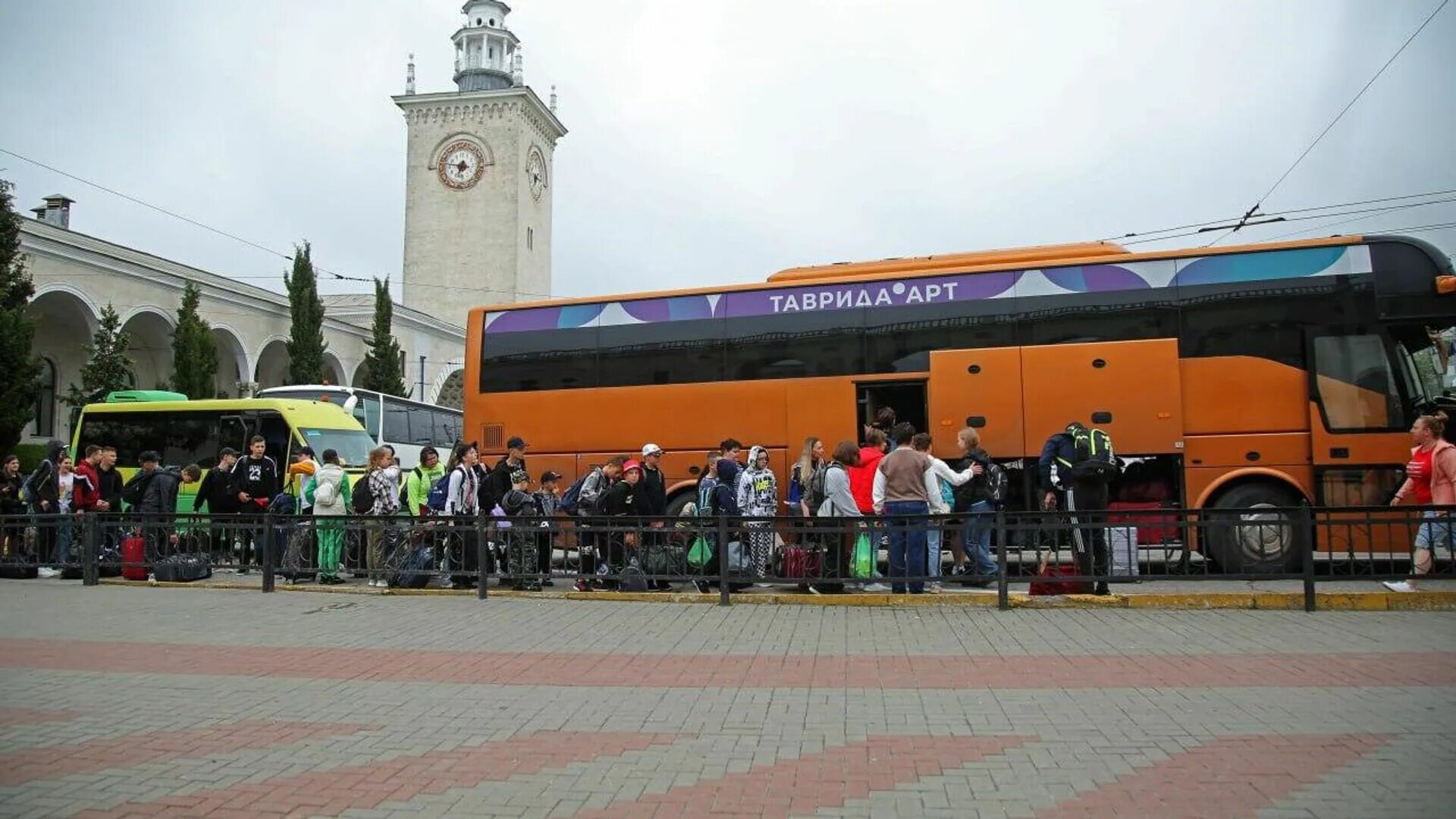 Крым приезд. Ярмарка на автовокзале 2023 в Ялте.