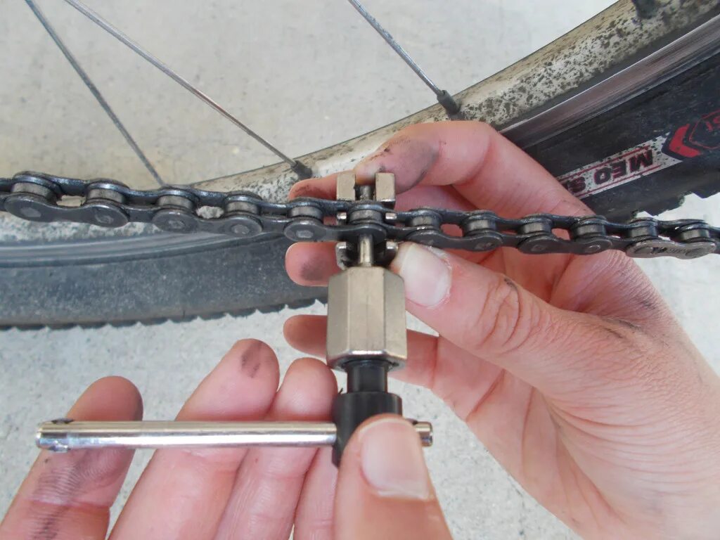 Измеритель растяжения велосипедной цепи. Цепь для велосипеда. Изношенная цепь велосипеда. Цепи на колеса велосипеда. Почему слетела цепь
