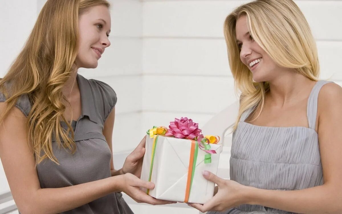 Жена выбрала маму. Девушка дарит подарок. Подарок "подруге". Женщина вручает подарок. Женщина дарит подарок подруге.