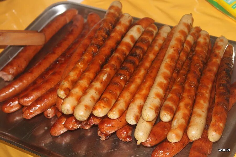 длинные колбаски. сосиски кабаносси. охотничьи колбаски. длинные колбаски. колбаски охотничьи сырокопченые.