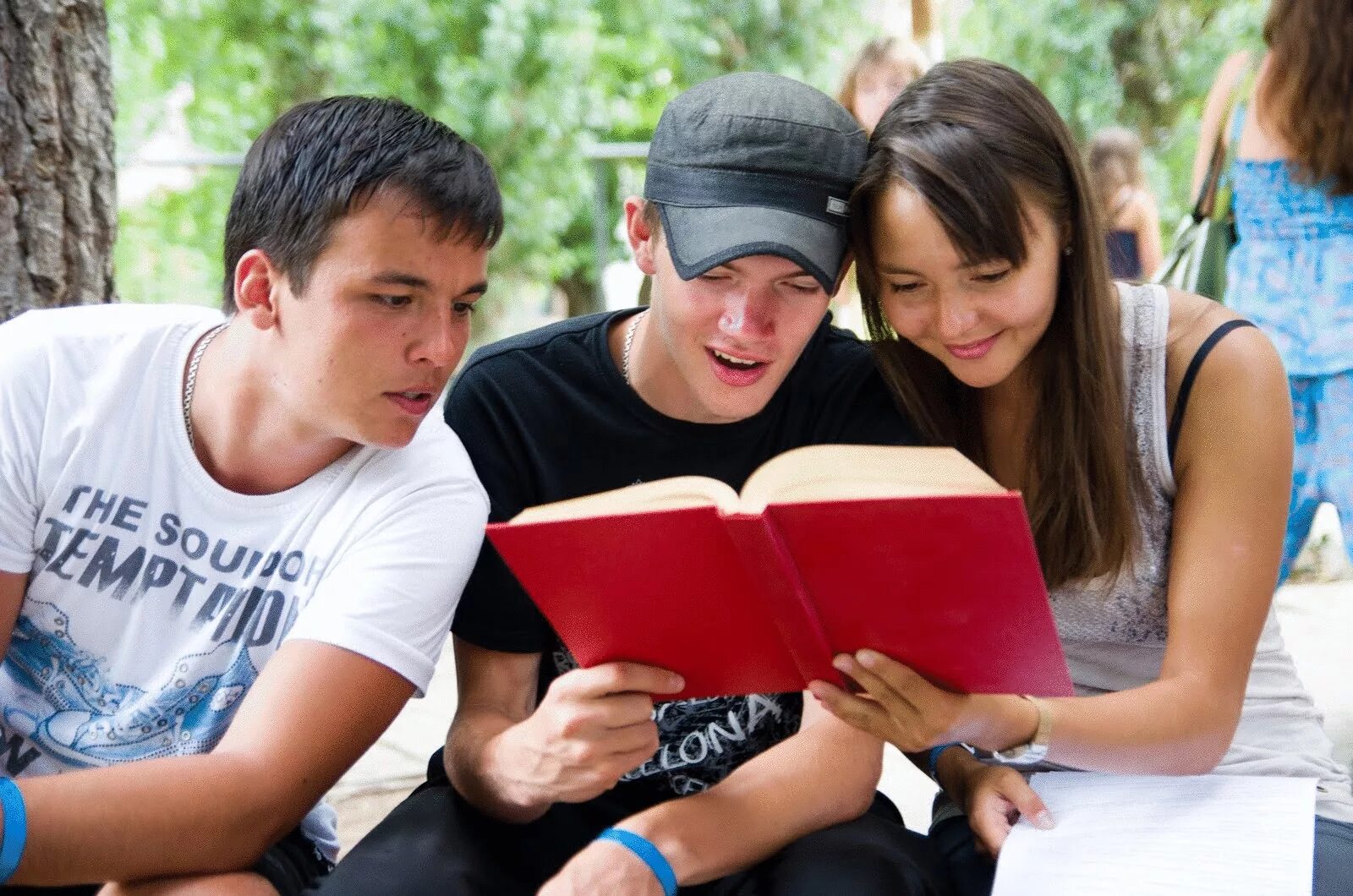Современная молодежь. Подросток с книжкой. Молодежь и чтение. Молодежь и книга.