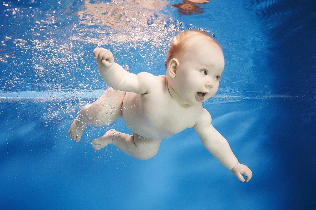 Плавания детей видео. Дети плавают. Младенец плавает. Малыш под водой. Младенец в воде.
