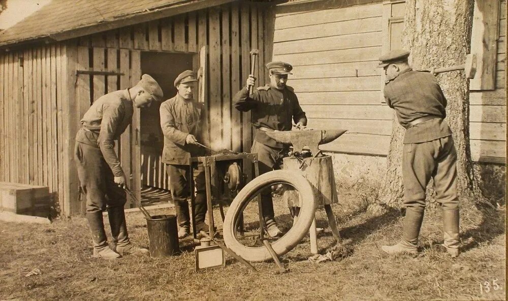 Кузнецы колхозов. Кузнец в годы войны. Кузнец в кузнице 19 век. Кузнец в годы войны. Крамской деревенская кузница.