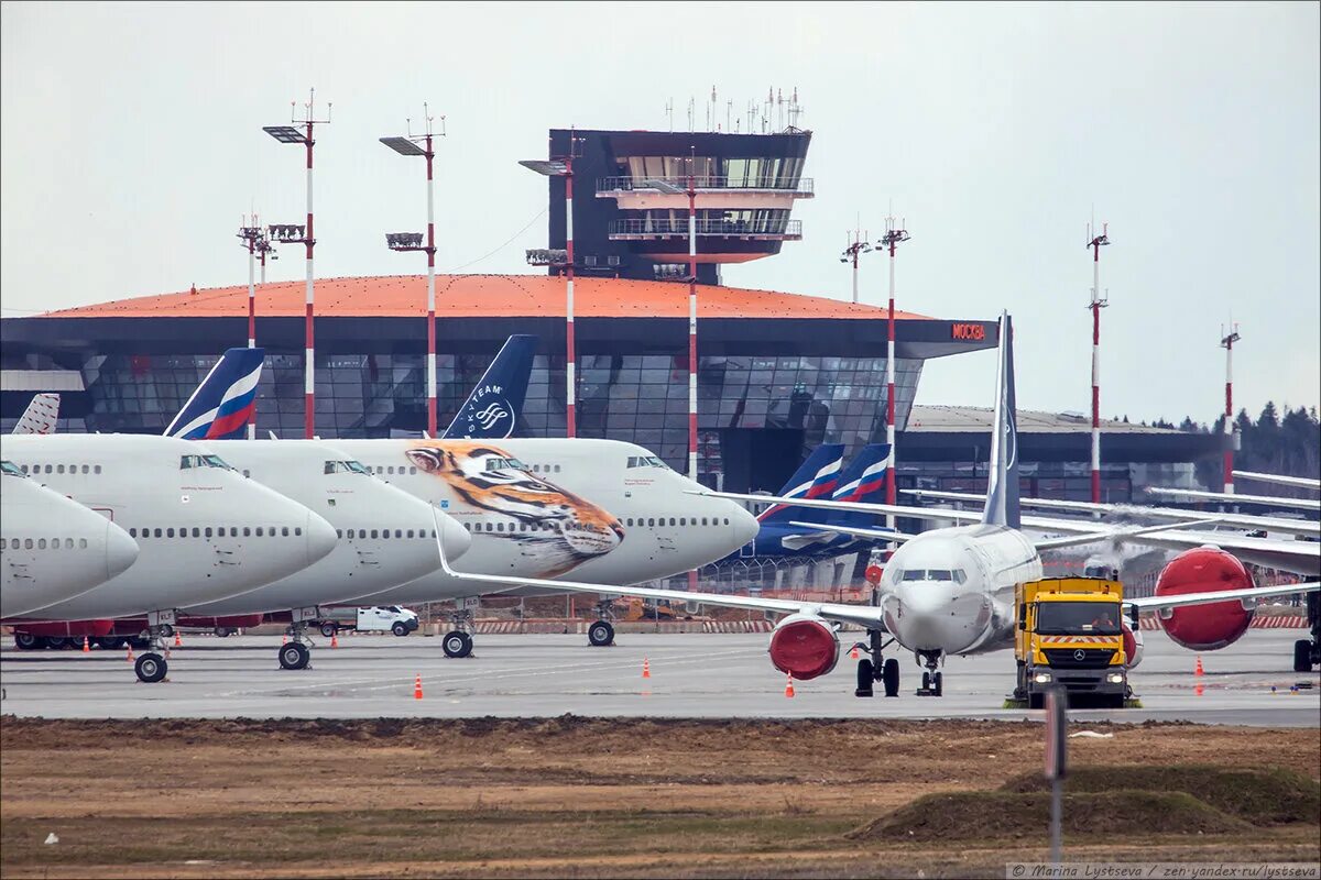 Аэропорт Шереметьево 747. Боинг 747 в Шереметьево. Самолет Боинг 747 Шереметьево. Аэропорт Домодедово Боинг 777.