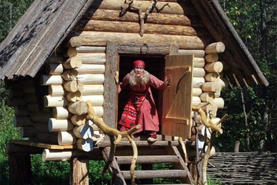 Баба яга живет. Где жила баба яга. Избушка бабы яги измайловский кремль. Баба яга крашиха. Киров резиденция кикиморы вятской.