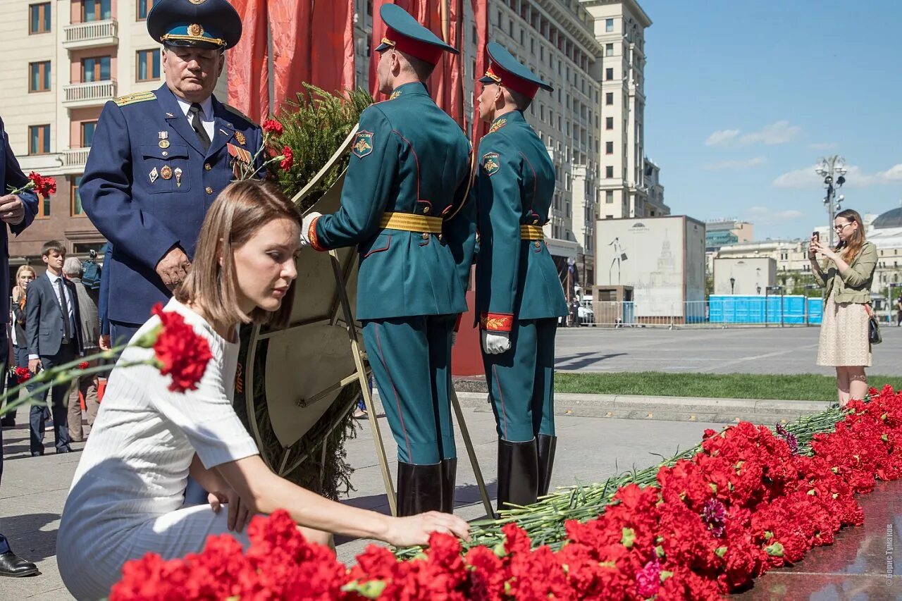 Возложение цветов к памятнику какие цветы. Церемония возложения цветов к могиле неизвестного солдата. Возложение цветов на Поклонной горе. Возложение венков МЧС Москва. Возложение Кремлевская стена Костандов.