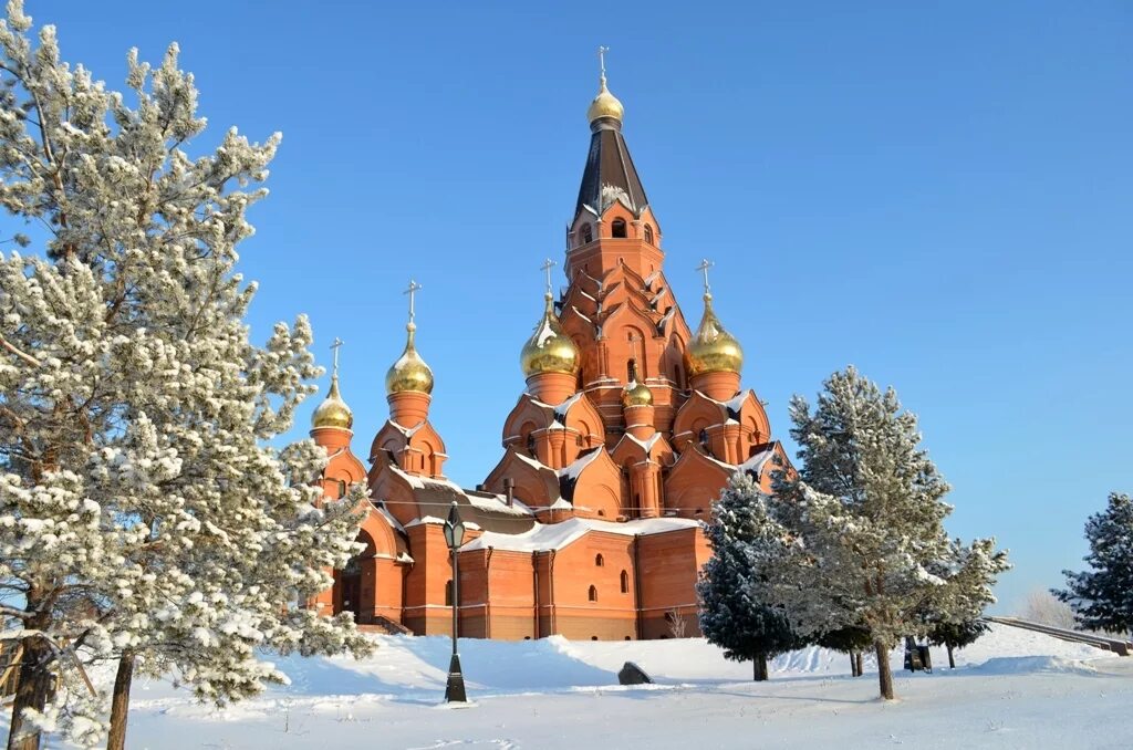 В красноярском крае храмы. Храм в Лесосибирске Красноярского края. Лесосибирск храм Крестовоздвижения. Кресто Вздвиженский забор Лесо Сибирск.