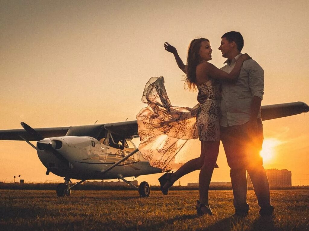 Полет около самолета. Фотосессия с самолетом. пара на фоне самолета. парень и девушка в самолете. самолет любви.