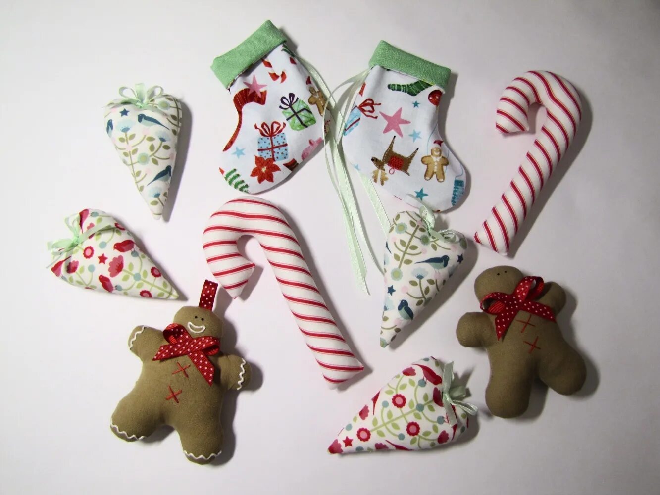Сшить новогодние игрушки. Тканевые игрушки на елку. Шитые елочные игрушки. Шитые елочные игрушки. Елочные игрушки из ткани.