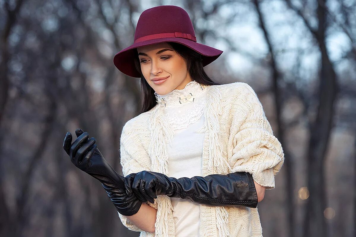 Девушка в черных перчатках. Женщина в шляпке и перчатках. Дама в шляпке и перчатках. Женщина в шляпе и перчатках.