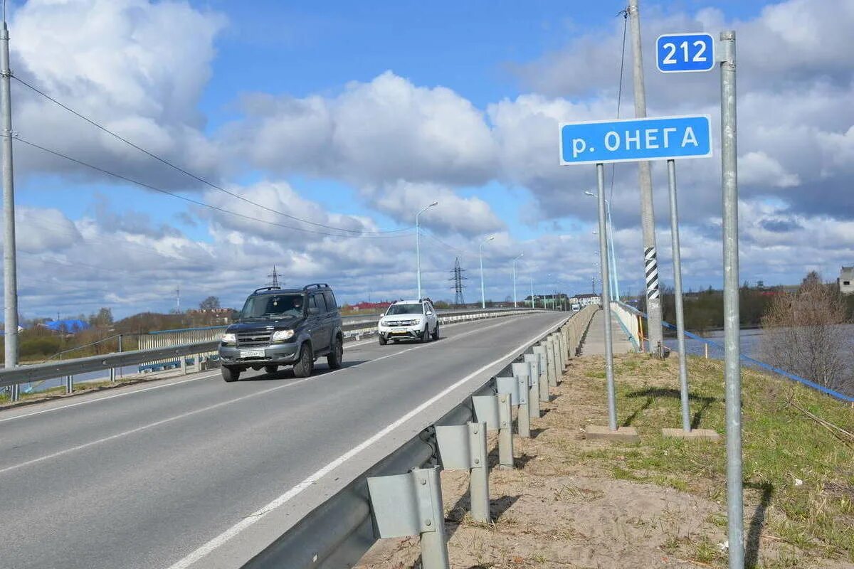 Онега ремонт. Каргополь мост через Онегу. Дорога мост. Дорожный знак река. Мост через всю Европу.