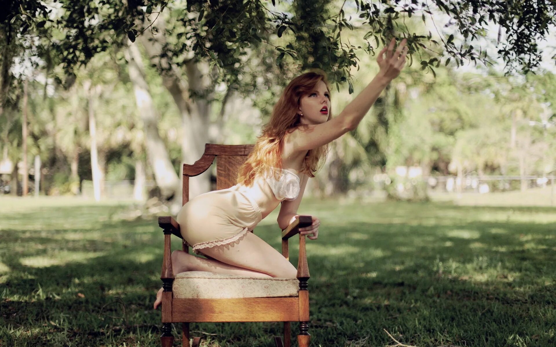 Женщина села на голову. Фотосессия на стуле. Девушка в саду. Девушка на стуле. Фотосессия со стулом на природе.