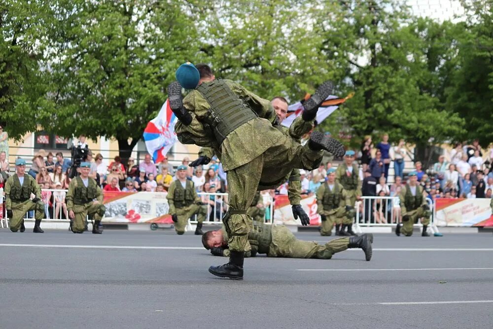 Показательные выступления сегодня. Показательные выступления военных. Выступление десантников. Выступление на 9 мая. Пирамида показательное выступление.