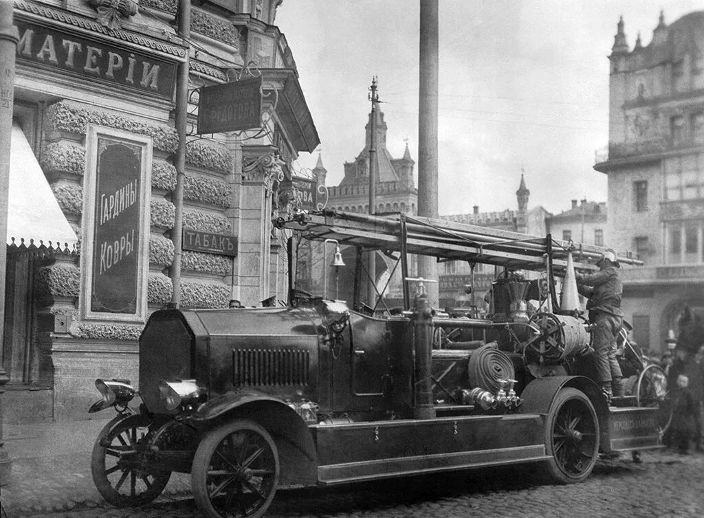 Первый автомобиль в москве. Мерседес 1910 года. Пожарная машина Вандерберг 1901. Мерседес 1914 года. Пожар малого театра в 1914 году.