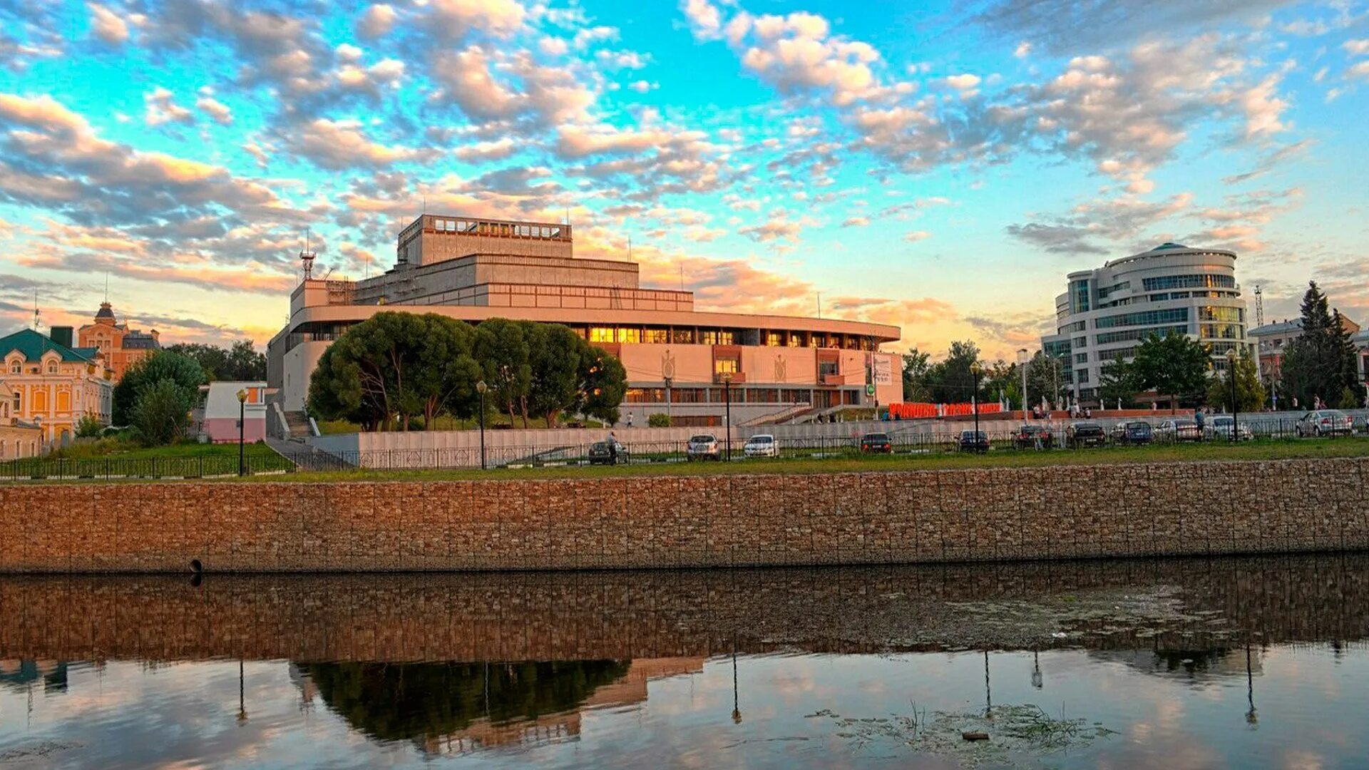 Набережная реки уводь в городе иваново. Река уводь иваново. Дворец искусств иваново. Река уводь иваново. Центральная набережная иваново.