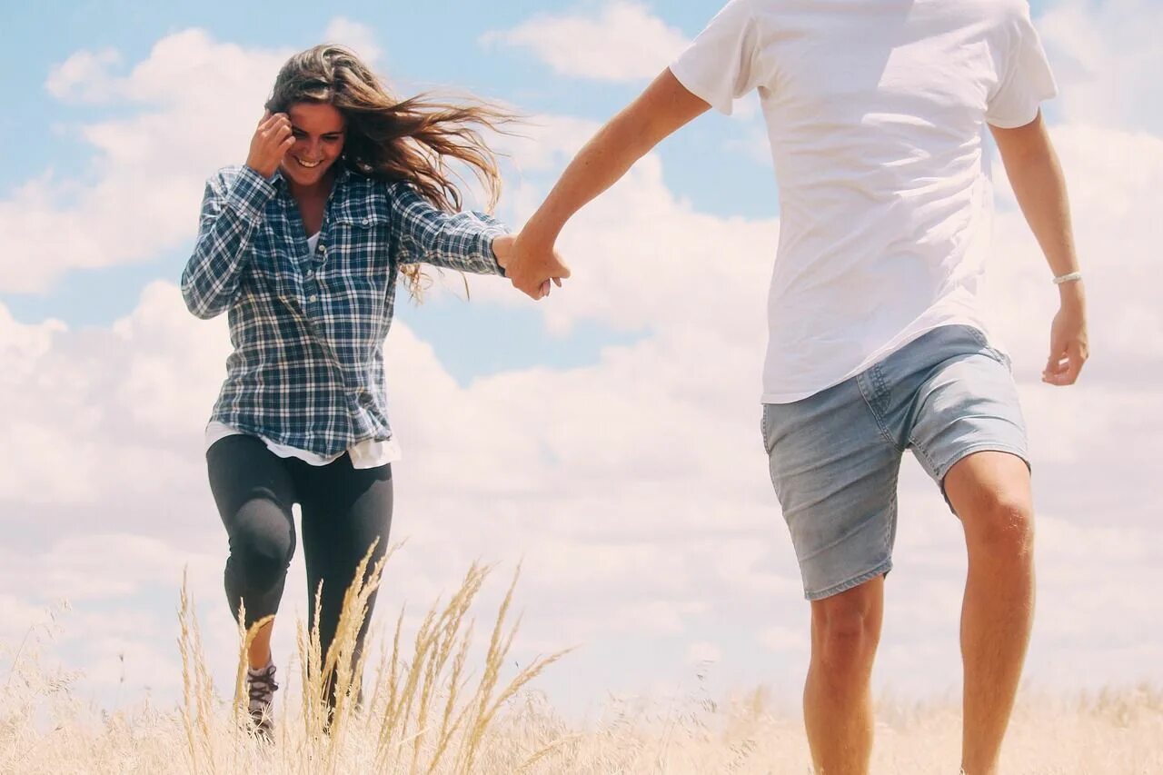 She was the happy friend. Мужчина и женщина. Мужчина и женщина вместе. Парень с девушкой идут. Счастливые парень и девушка.