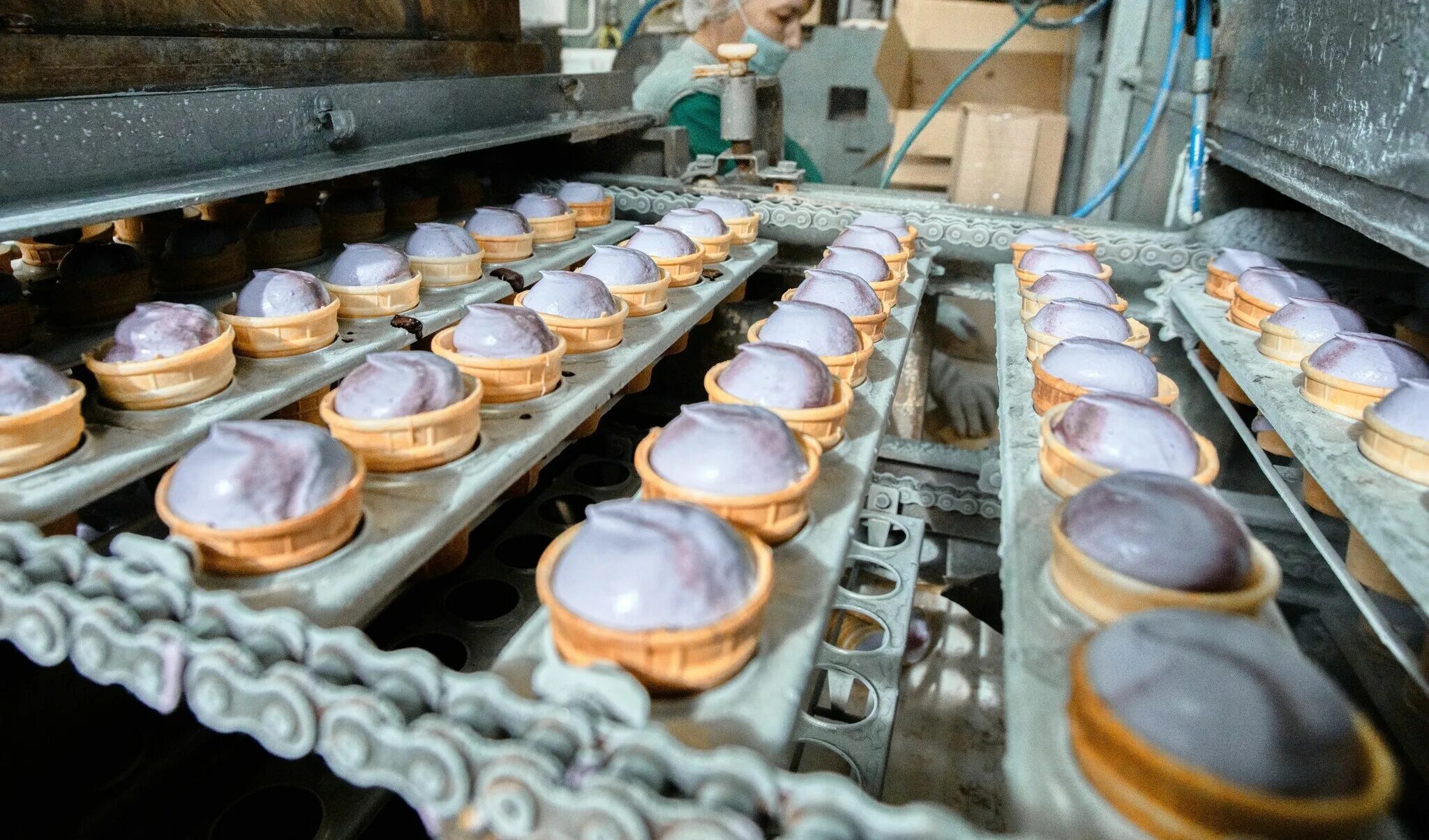 Жуковская фабрика мороженого. Как делают мороженое на фабрике. Карельский стандарт мороженое. Завод выпускающий крышки москвичка.