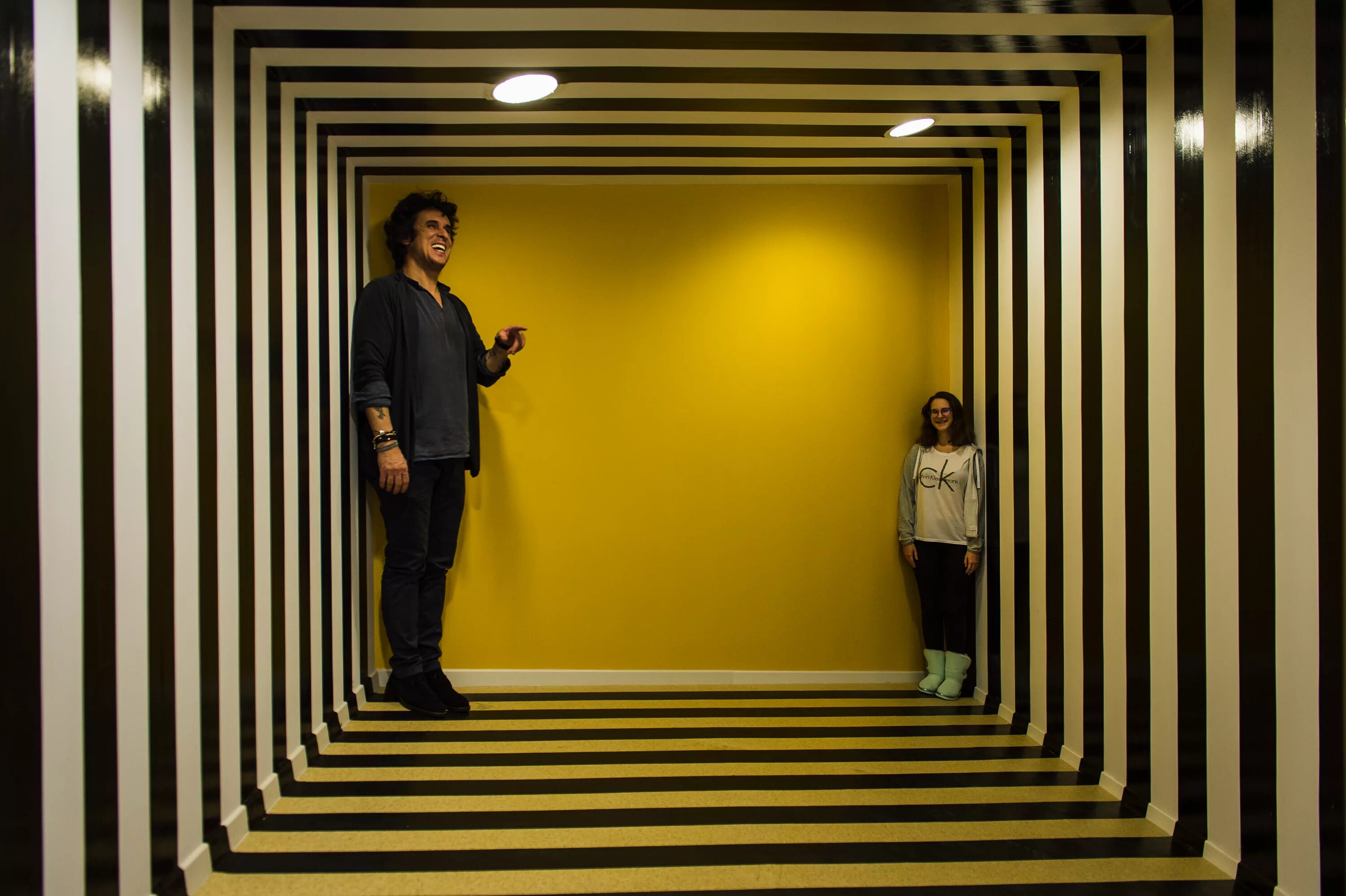 Комната Эймса иллюзия. Оптическая иллюзия комната Эймса. Музей СПБ комната Эймса. Иллюзии в интерьере.