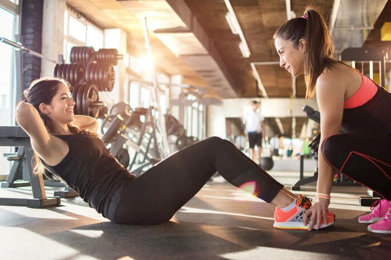 Спортивные люди. Фитнес подруги. Интересный спорт чем заняться. Спорт упражнения. Разминка бег.
