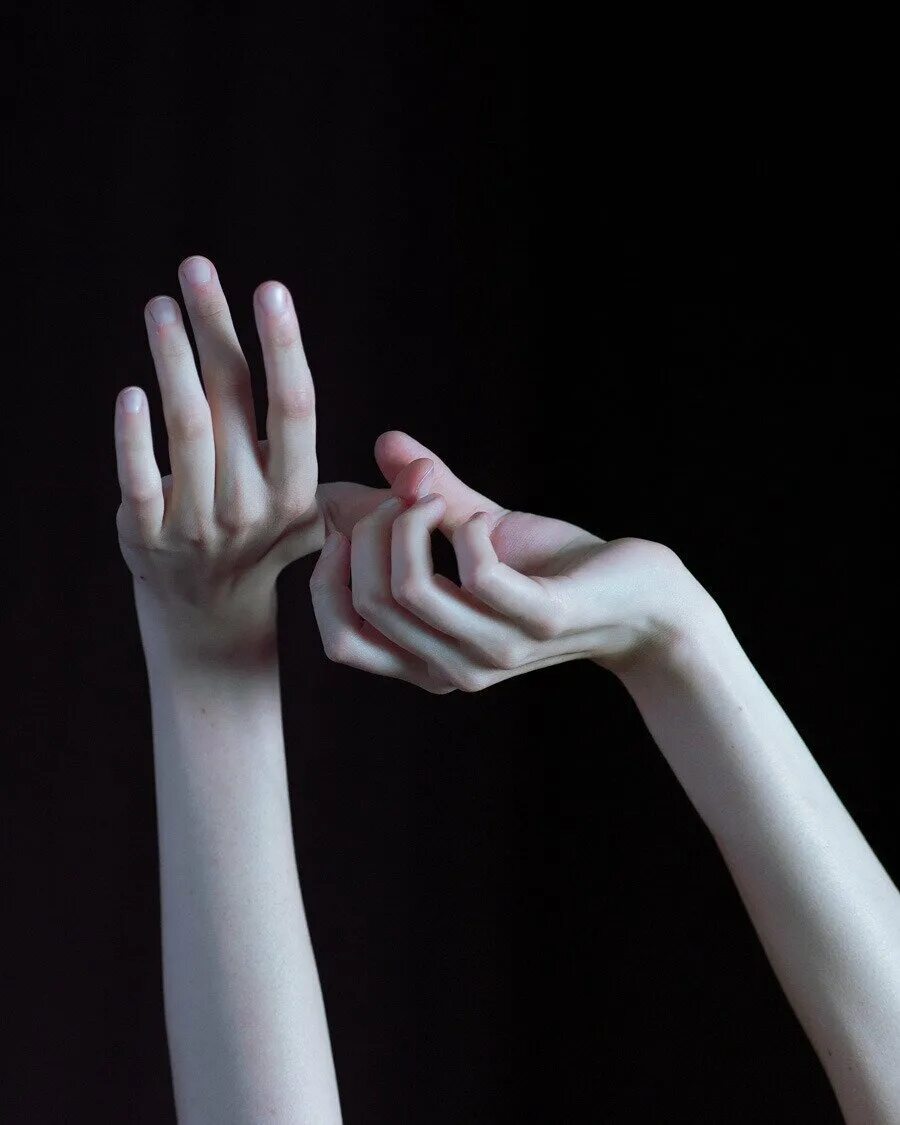 Красивая рука девочка. Милли Морган. Руки Эстетика. Бледные руки. Красивые пальцы рук.