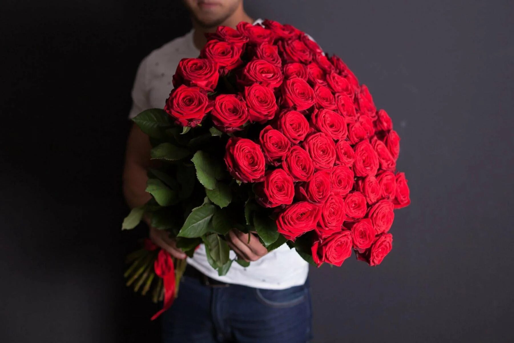 Розочку подарила. Парень с букетом роз. Букет цветов для мужчины. Огромный букет цветов. Букет роз в руках.