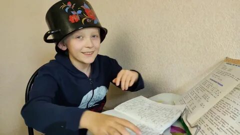 Мальчик ведущий