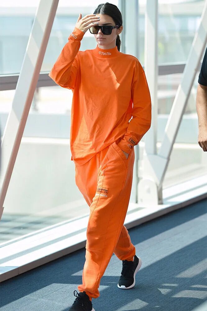 Кендалл Дженнер в оранжевом костюме. Кендалл Дженнер в оранжевом. Кендалл Дженнер в оранжевой кофте. Кендалл Дженнер в спортивном костюме.