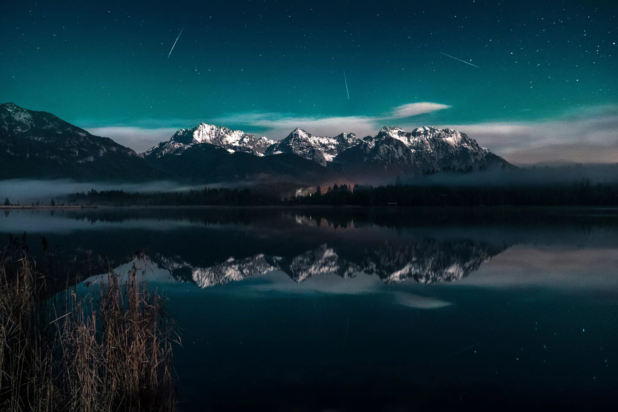 Фотографии размером 1024 2048 пикселей сохранили. Горы ночью. Скалистые горы ночью. Горы озеро ночь. Красивые горы ночью.