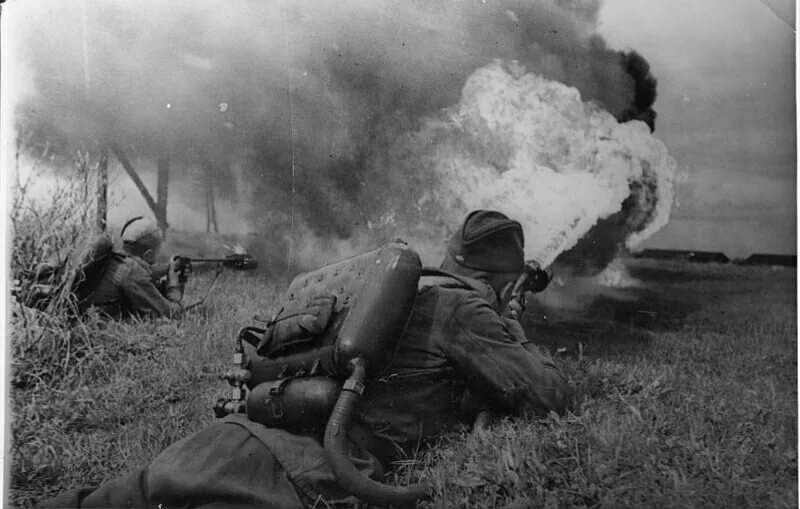 парад советской армии. боец ркка с винтовкой мосина. ркк вторая мировая. штыковая атака с винтовкой мосина. солдаты в землянке великая отечественная война.