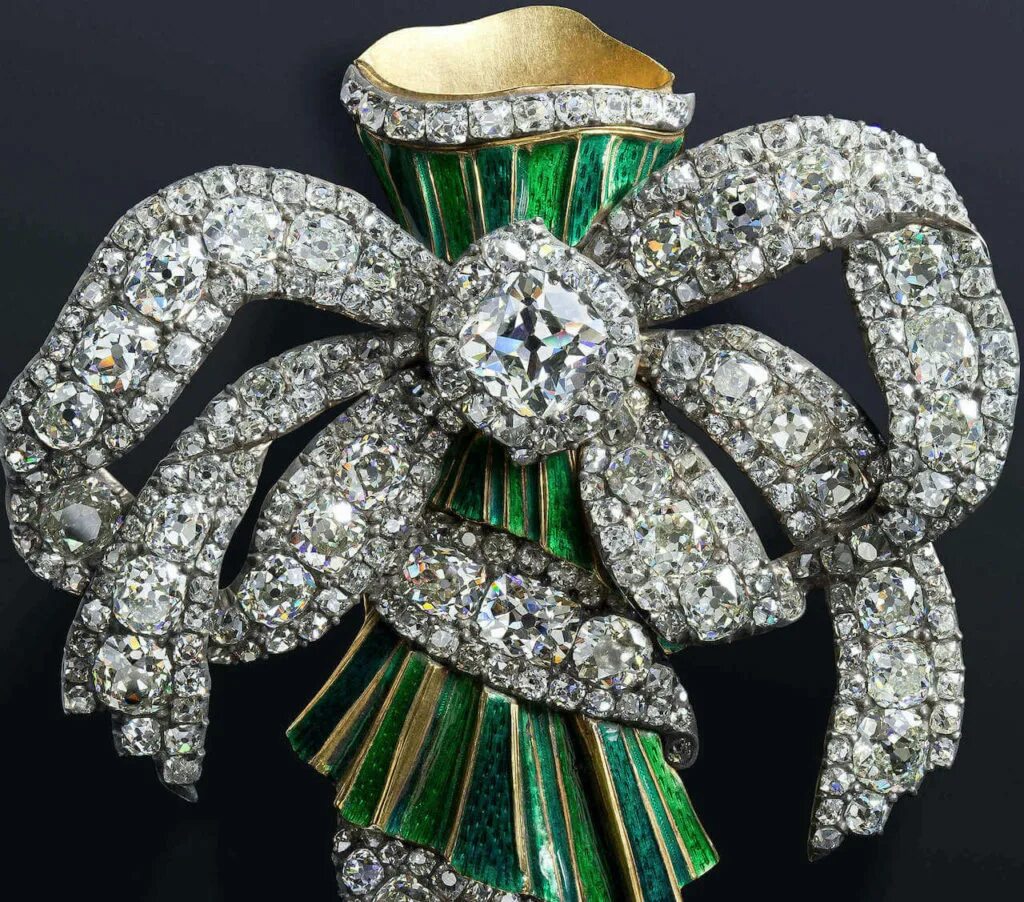 драгоценности оружейной палаты московского кремля. фонд алмазов. экспонаты алмазного фонда московского кремля. диадема русское поле алмазный фонд. музеи московского кремля алмазный фонд.