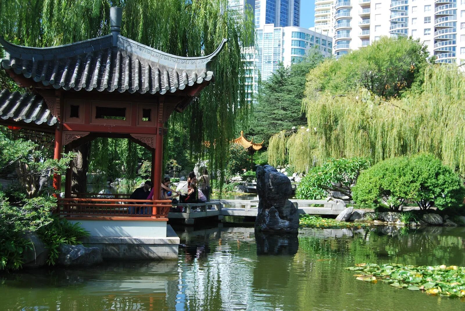 Китай в петербурге. Китайский парк дружбы спб. Китайский сад дружбы на литейном проспекте. Сад дружбы в санкт-петербурге на литейном. Китайский сад дружбы на литейном проспекте.