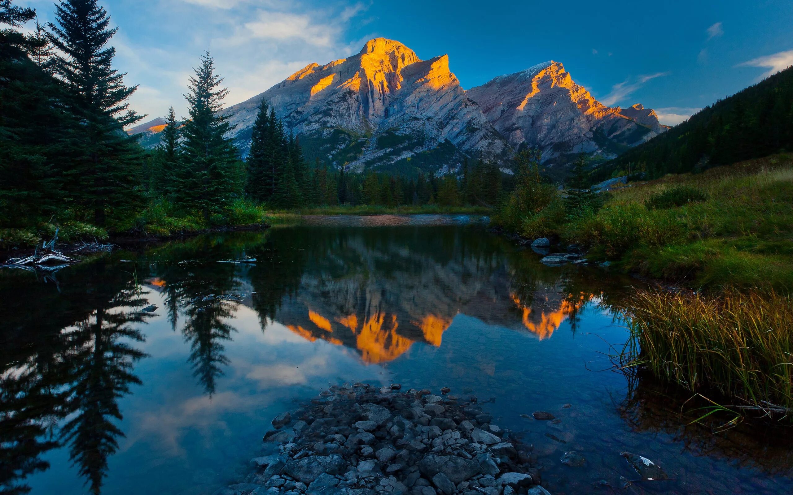 Установить на рабочем столе обои красивая. Фотограф Кевин МАКНИЛ Kevin MCNEAL. Озеро Морейн в Канаде. Природа.