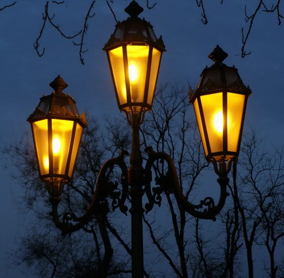 Уличный фонарь. Красивый уличный фонарь. Фонарь ночью. Ночные фонари. Шагающая фонари