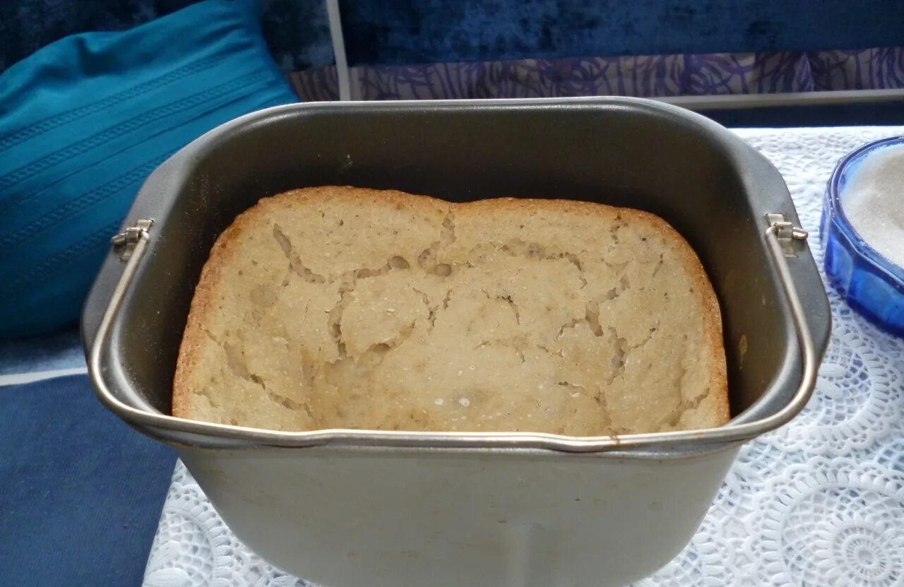 Почему хлеб опускается. Выпечка хлеба в хлебопечке. Тесто на хлеб в хлебопечке. Форма для выпечки хлеба в духовке. Форма для хлеба для хлебопечки.
