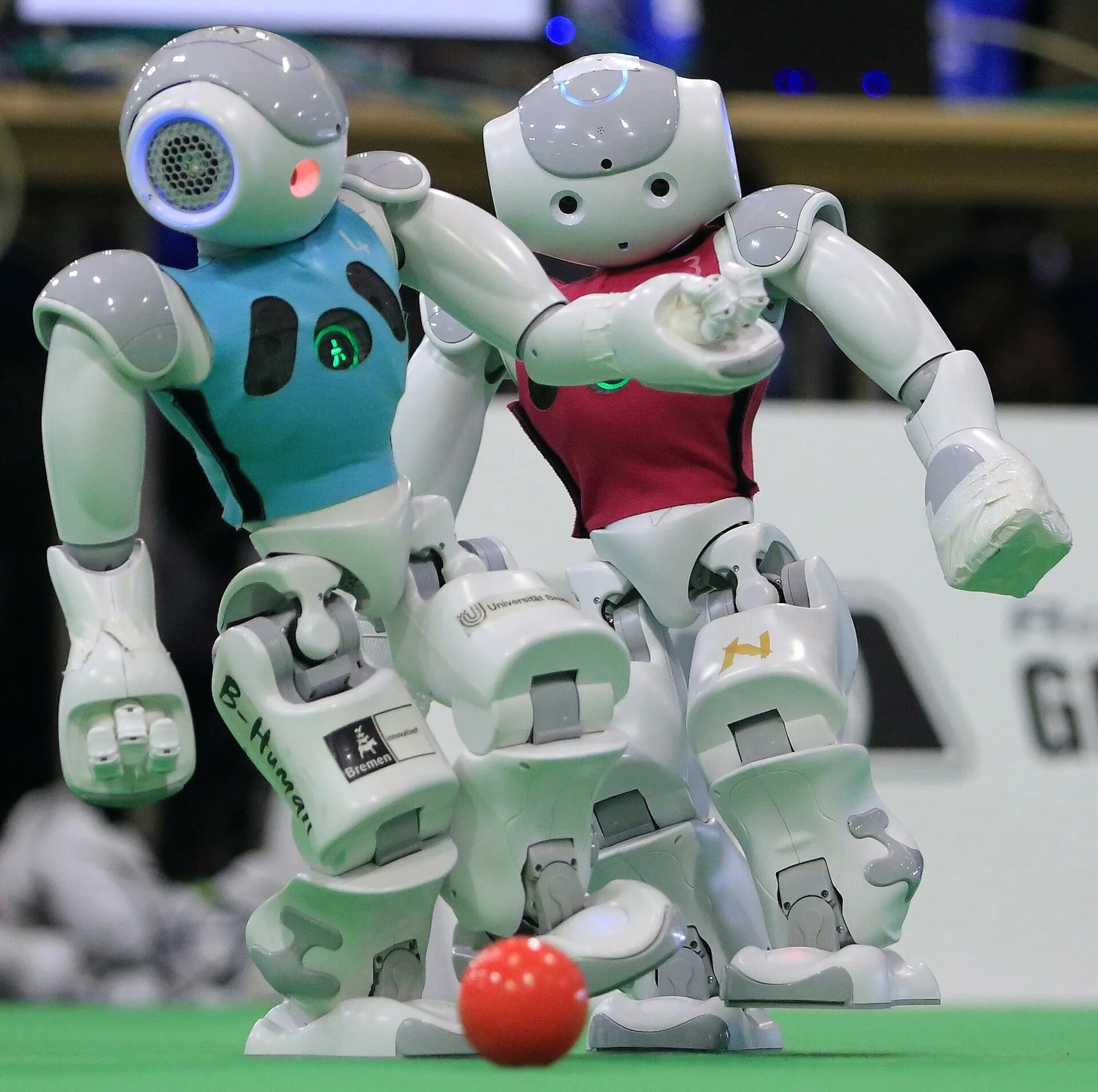 Роботы play the game. Робот "футболист". Спортивный робот. Соревнования роботов. Робот спортсмен.
