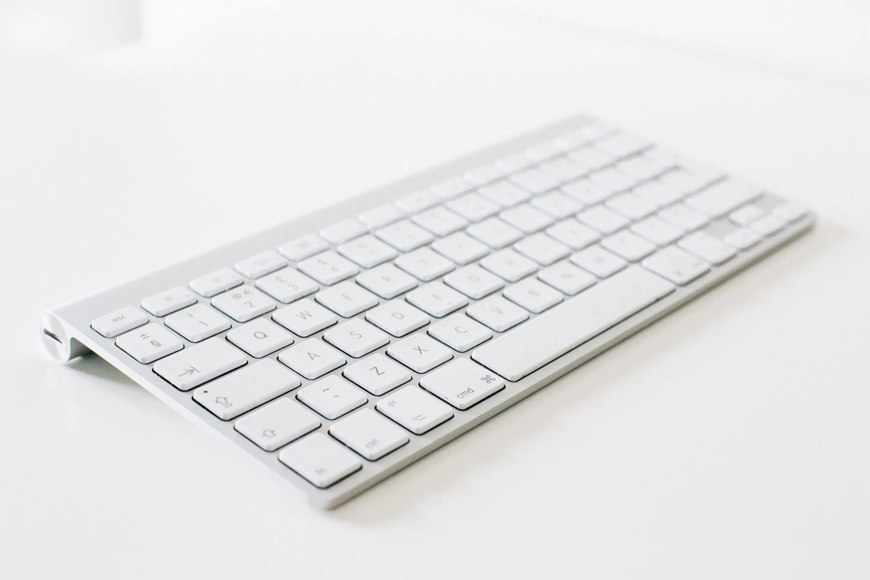 Клавиатура Mac a1016. Apple Magic Keyboard. Клавиатура Apple a1314 на столе. Apple Magic Keyboard 3.