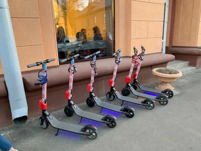 Oxelo town 9. Электросамокат человек. Кикшеринг марка самоката. Самокаты на крестовском острове. Электросамокат a11.