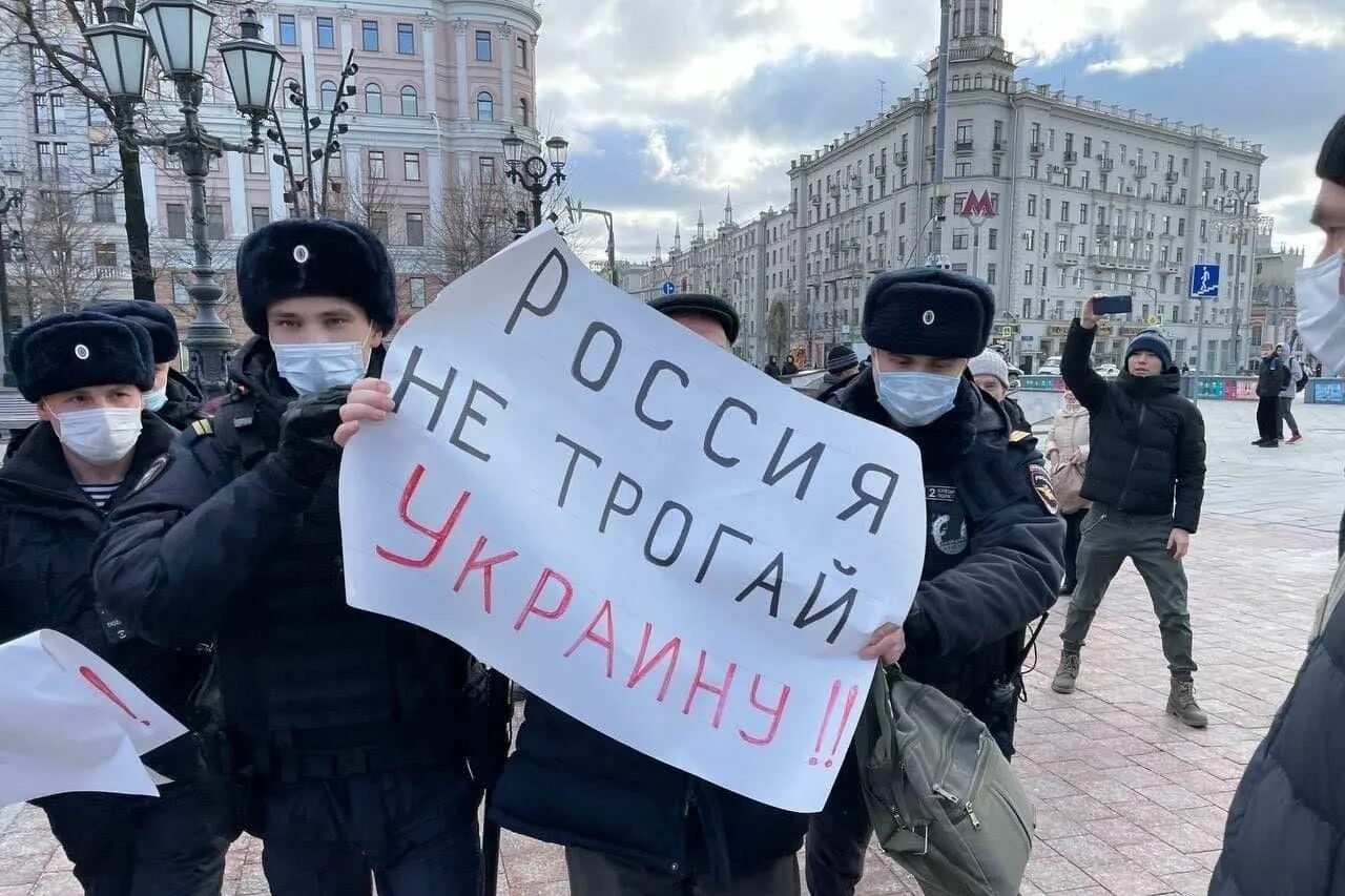 Митинги против войны с Украиной. Нет войне с Украиной. Митинги против России. Митинги в Москве против войны.
