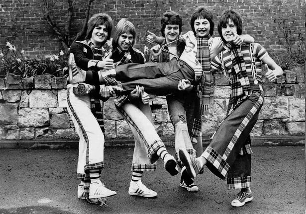 City rolling. Группа Bay City Rollers. Ian Mitchell Bay City Rollers. Bay City Rollers dedication 1976. Бэй Сити Роллерс лес Маккьюэн 1982.