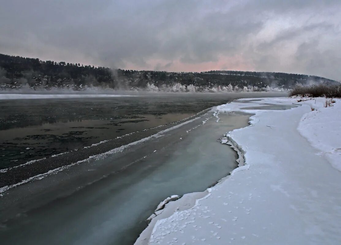 Замерзшая река 2008. Река Ангара замерзает. Река Ангара замерзает зимой. Не замерзшая река. Вода в реке замерзла