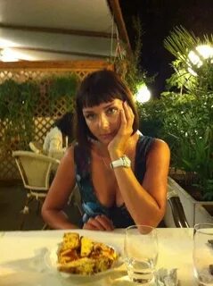 Kiyinish xonasida kozdan kechirish aks etgan porno videolar