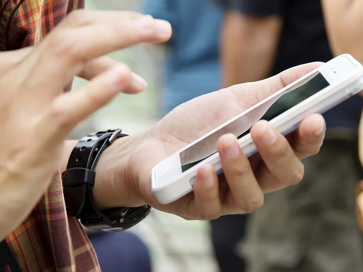 Сотовый телефон в руке. Долго работающие смартфоны. Смартфон конференция. Человек со смартфоном в руке. Телефонные мошенники.