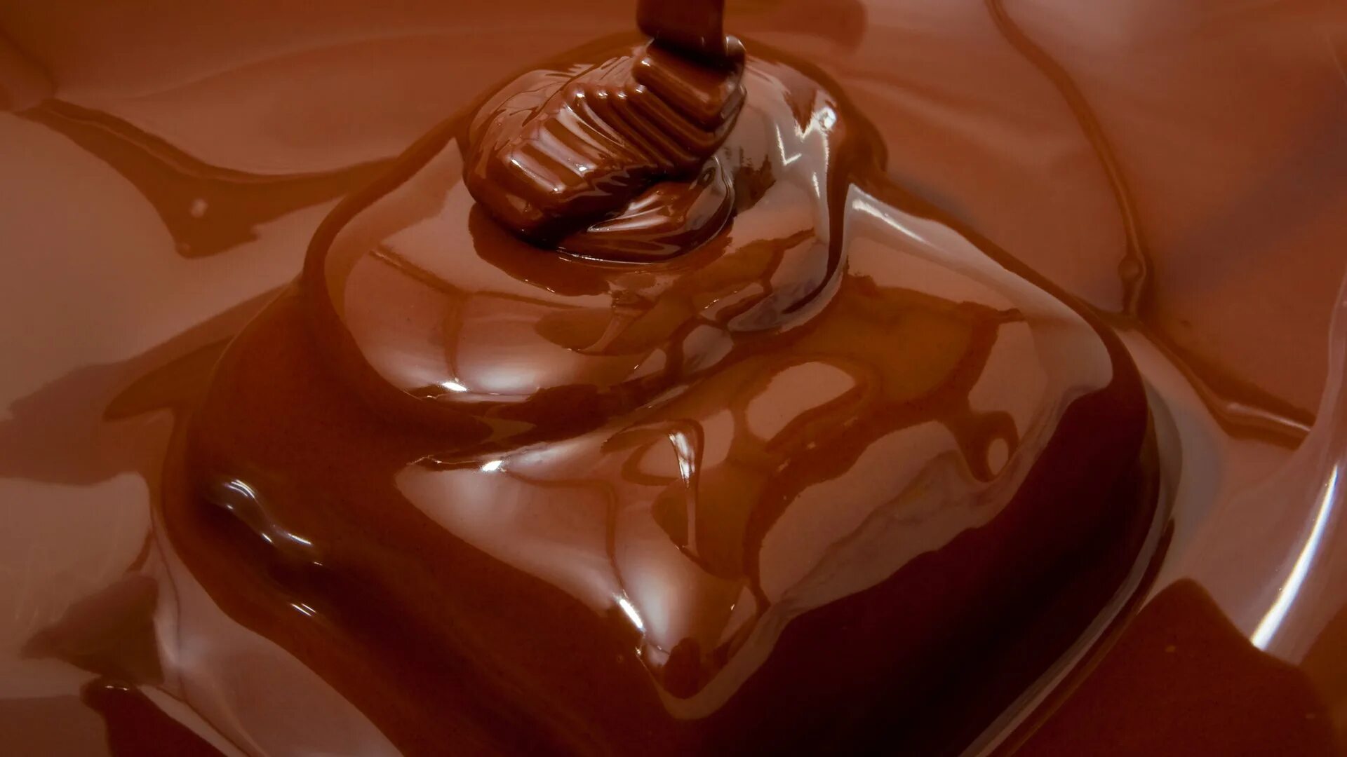 шоколадная глазурь ганаш. карамельные подтеки на торте. растопленный шоколад. помадка в шоколадной глазури. карамель в глазури.