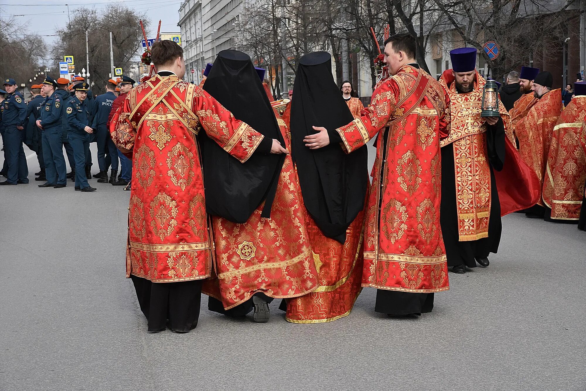 Екатеринбургская пасхальная ярмарка храм на крови. Пасха екатеринбург. Крестный ход красногорск пасха. Пасхальный крестный ход. Крестный ход екатеринбург пасха.