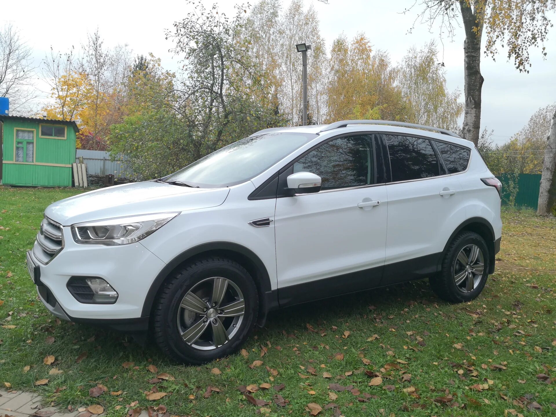 Шины форд куга 2. Форд Куга 2018 белый. Ford Kuga 1 r19. Форд Куга 2 r18. Форд Куга белый r17.