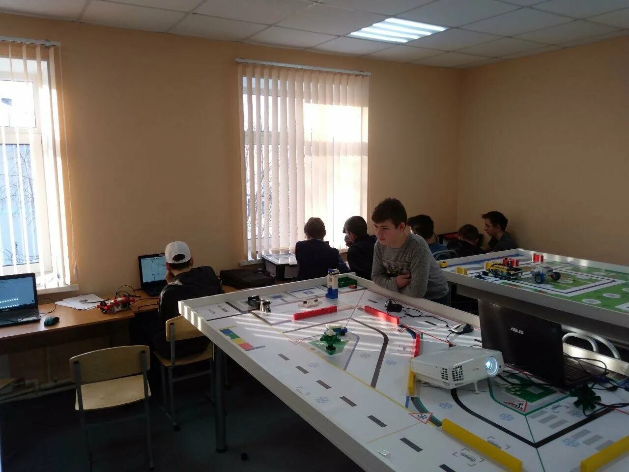 Лига роботов миасс. Робототехника миасс. Робот в школе 293. Лига роботов логотип. Презентация лига роботов.