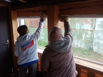 Житель оказывает помощь